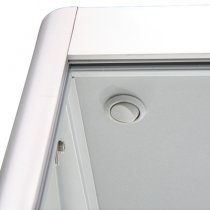 Glasmonter Showcase Tower Solo Silver med LED-belysning