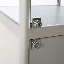 Smalt vitrinskåp med spotlights