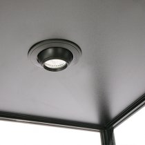 Svart vitrinskåp med belysning och bottenföraving