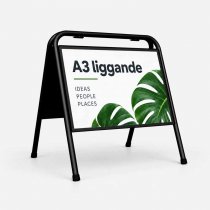 Liten liggande gatupratare med A3 affisch