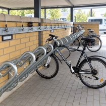 Cykelställ vägg med låsbåge för ramlås