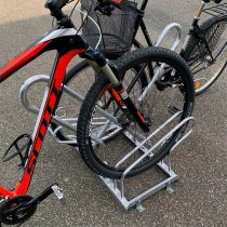Låsbart cykelställ med låsbågar