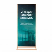 Fristående bannerställ i trä med tryckt textilmotiv för inomhusbruk