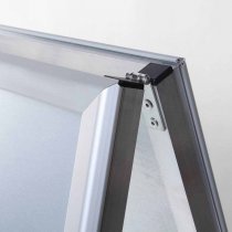 Gatupratare Alu 50x70 närbild på gångjärn på toppen