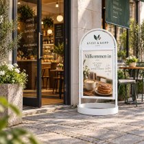 Vit gatupratare i city miljö utanför Cafe