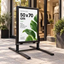 Gatupratare Wind sign med 50x70 affisch utanför klädbutik