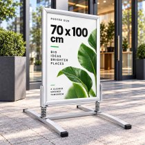 Gatupratare Wind utanför affär med 70x100 affisch