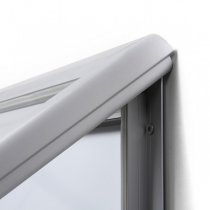 Skyltskåp för utomhusbruk med stolpset