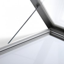 Stabilt skyltskåp med aluminium stolpar