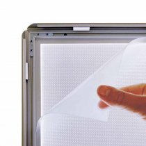 LED Lightbox A1 – belyst affischram med öppnad snäppram och frontplast