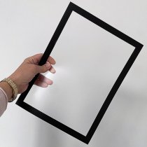 Närbild på svart magnetram A4 för skyltställ