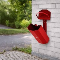 Röd hundlatrin parken väggmonterad i utomhusmiljö