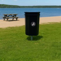 Soptunna med lock vid badplats