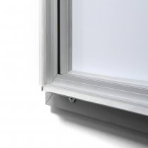 Närbild på tätning i ram på vädertåligt skyltskåp