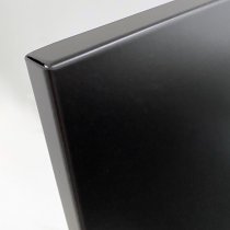 Detaljbild på skyltställ i pulverlackerat stål med slät finish