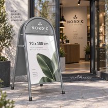 Silvrig trottarpratare med top sign och 70x100 affisch