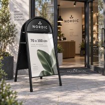 Svart trottoarpratare med top sign och stor 70x100 affisch företag
