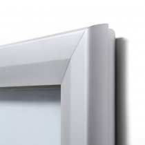 Närbild hörn anodiserad aluminium skyltskåp