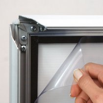 Närbild på frontplast och Vattentålig affischram A1 format med extra tätning