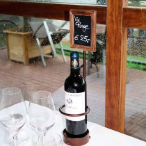 Hållare för vinflaskor med griffeltavla