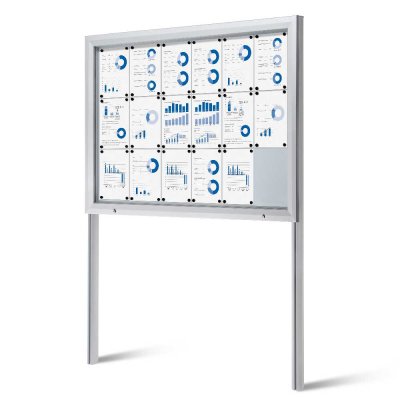 Stor infomrationstavla för utomhusbruk med stolpset